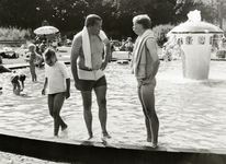 401438 Afbeelding van wethouder mr. H.H.W. Kernkamp (links) tijdens een werkbezoek aan het Zwembad Krommerijn (Weg naar ...